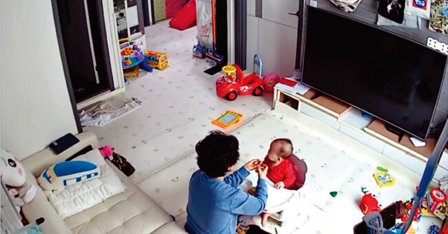 4월 1일 청와대 국민 청원 및 제안 게시판에 서울 금천구 아이돌보미의 14개월 영아 학대 장면이 담긴 폐쇄회로(CC)TV 영상과 피해 아동 부모의 탄원 글이 올라와 큰 논란이 일었다. [관련 영상 캡처]