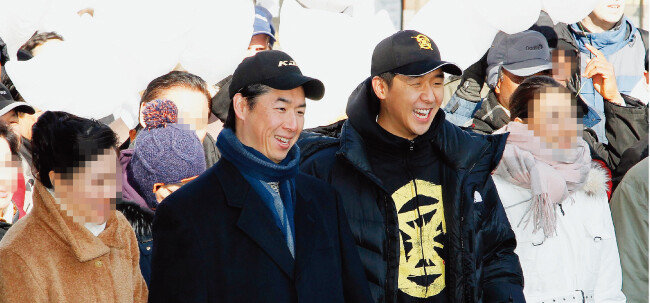 2012년 1월 24일 세계평화를 위한 시민 퍼레이드에 참석한 문국진 전 통일재단 이사장(왼쪽에서 두 번째)과 문형진 씨(왼쪽에서 세 번째). [동아DB]