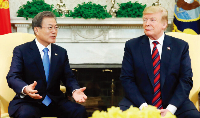 4월 11일 미국에서 열린 한미정상회담. 도널드 트럼프 미국 대통령은 한국의 무기 도입 의사에 세 번이나 감사를 표했으나 깊은 대화를 해야 하는 문재인 대통령과의 단독회담은 2분 만에 끝내버렸다. [AP=뉴시스]