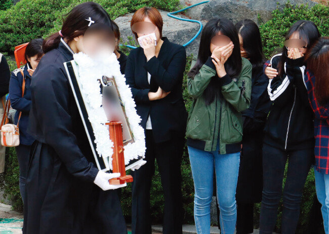 4월 23일 오전 경남 진주 한일병원에서 거행된 진주아파트 방화·살인 사건 희생자 합동 영결식을 마친 후 희생자 금모(12) 양이 생전에 다녔던 초등학교에서 친구들과 마지막 인사를 하고 있다. [뉴스1]