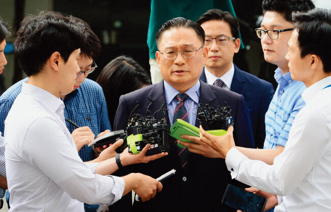 2017년 8월 8일 당시 박찬주 육군 2작전사령관(대장)이 서울 용산구 국방부 검찰단에 출석하고 있다. [사진공동취재단]