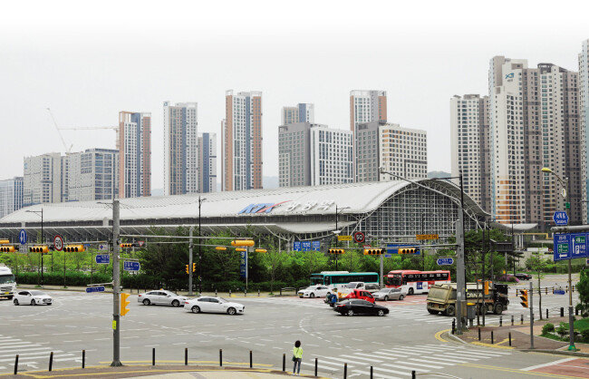 신안산선 개통이 예정된 KTX 광명역 인근 신축 아파트 단지는 부동산 침체기에도 시세에 큰 변동이 없는 분위기다. [박해윤 기자]