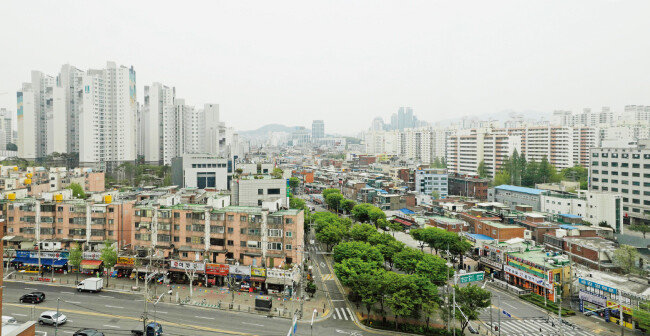 8월 신안산선 착공을 앞두고 개통 예정지역에 대한 기대감이 감돌고 있다. 사진은 신안산선 노선이 지나갈 예정인 서울지하철 7호선 신풍역 사거리로 서울 신길뉴타운 재개발 사업 이후 들어선 신축 아파트 단지(왼쪽)가 눈에 들어온다. [박해윤 기자]