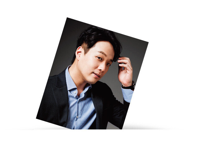 바람둥이 영화감독 준 역할을 맡은 바리톤 김주택은 올해로 이탈리아 무대 데뷔 10주년을 맞은 실력파 성악가다. [사진 제공 · 아트앤아티스트]