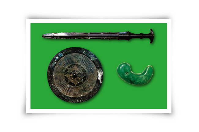 ‘삼종신기’는 일왕을 상징하는 세 가지 물건으로 ‘청동검, 청동 거울, 굽은 구슬(곡옥)’을 말한다. [위키피디아]