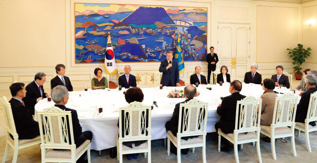 문재인 대통령이 5월 2일 청와대 본관 인왕실에서 열린 사회원로들과 오찬간담회를 갖고 인사말을 하고 있다. [박영대 기자]