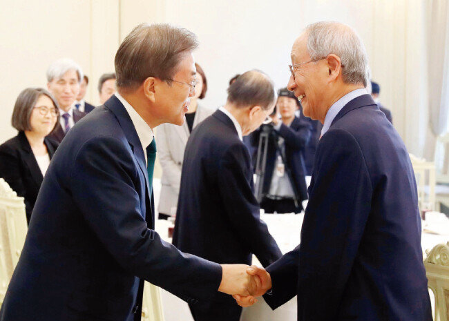 문재인 대통령(왼쪽)이 5월 2일 청와대에서 윤여준 윤여준정치연구원장과 악수하고 있다. [박영대 기자]