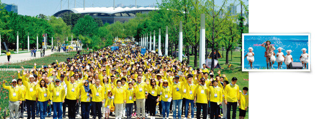 5월 6일 서울 마포구 월드컵공원 내 평화광장에서 열린 제20회 새생명 사랑 가족걷기대회 참가자 6000여 명이 활짝 웃고 있다(왼쪽). 식전 행사에서 새생명합창단이  공연하고 있다. [사진 제공 · ㈔국제위러브유운동본부, 김도균]