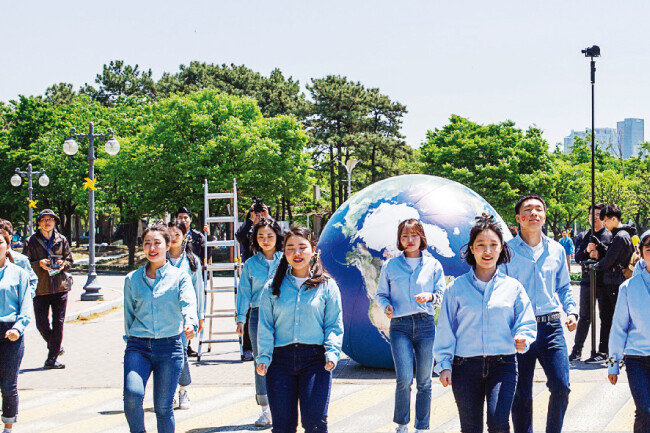 ‘세이브더월드’ 비전을 담아 기념 공연을 펼치는 위러브유 자원봉사자 회원들. [김도균]
