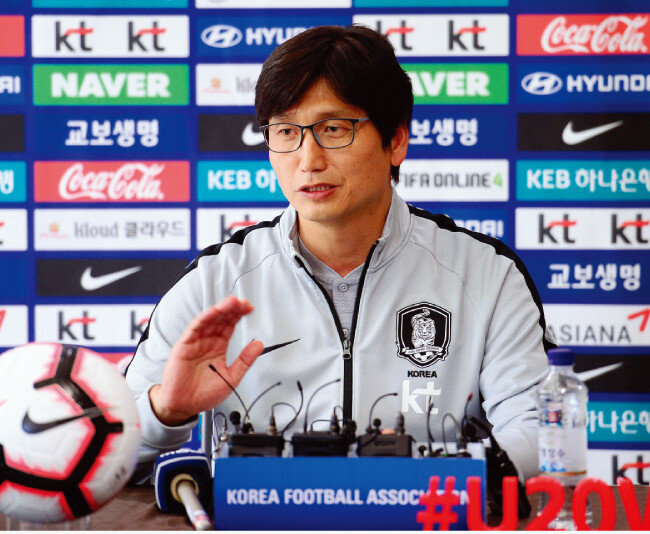 5월 2일 경기 파주 국가대표트레이닝 센터에서 열린 기자회견에서 정정용 U-20 대표팀 감독이 취재진의 질문에 답하고 있다. [동아DB]
