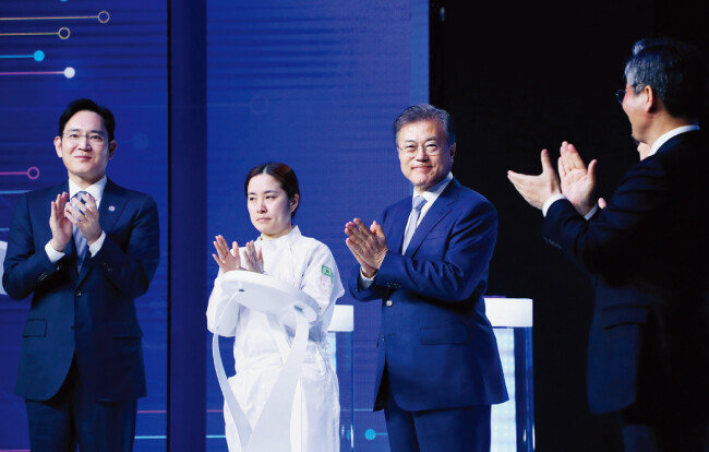 4월 30일 경기 화성시 삼성전자 화성사업장에서 열린 ‘시스템반도체 비전 선포식’에서 문재인 대통령(왼쪽에서 세 번째)이 세계 최초로 극자외선(EUV) 공정을 통해 양산된 삼성전자 웨이퍼에 서명한 후 이재용 삼성전자 부회장(왼쪽에서 첫 번째) 등과 함께 박수 치고 있다. [동아일보]