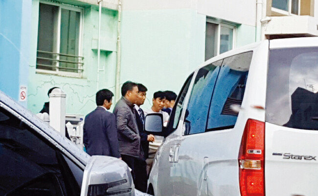 2018년 10월 2일 KBS가 직원들의 e메일을 열람했는지 살펴보고자 나온 수사관들. 그러나 이들은 수사에 필요한 자료를 압수하지 않고 사측이 제공하는 자료만 받아 가는 것으로 마무리했다. 