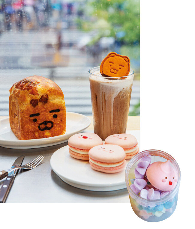 서울 서초구 강남대로  카카오프렌즈 강남 플래그십 스토어 3층의 카페 콰르텟 강남에서만 맛볼 수 있는 라이언 식빵과 어피치 마카롱, 라이언 초코 셰이크.