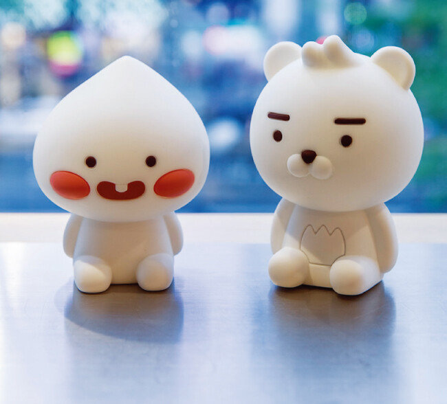 카페 인테리어에 한몫 하는 귀여운 베이비 어피치와 베이비 라이언 무드등은 아래층에서 구입할 수 있다.