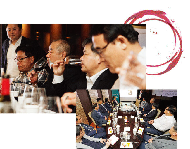 5월 15일 오후 9시 
서울 강남구 씨네드쉐프 압구정점 지하 세미나실에서 손성모 한국소믈리에협회 회장(서있는 사람)이 중소기업 최고경영자(CEO)들을 대상으로 진행한 와인 특강. [박해윤 기자]