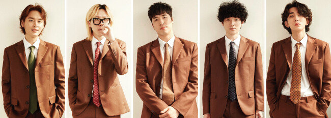 김도형(기타), 유영현(키보드), 윤결(드럼), 장경준(베이스), 최정훈(보컬) (왼쪽부터) [사진 제공 · ⓒ페포니 뮤직]