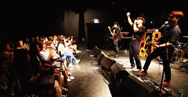 2016년 7월 인천 펜타포트록페스티벌에서 공연 중인 잔나비. [사진 제공 · 인천펜타포트음악축제조직위원회]