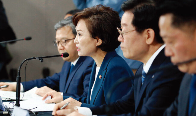 김현미 국토교통부 장관(왼쪽에서 두 번째)이 5월 7일 서울 종로구 정부서울청사에서 ‘수도권 주택 30만 호 공급방안-제3차 신규택지 추진계획’을 발표하고 있다. [뉴시스]
