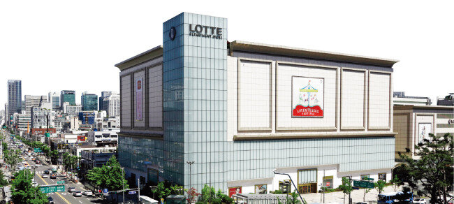 롯데백화점 강남점이 시장에 나온다. 롯데리츠가 상장되면 누구나 투자 가능하고 임대수익에 따른 배당금도 받을 수 있다. [박해윤 기자]