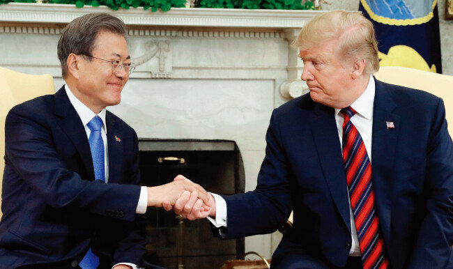 4월 미국 워싱턴에서 열린 한미정상회담에서 문재인 대통령(왼쪽)과 도널드 트럼프 대통령은 2분간 단독회담을 했다. [뉴시스]