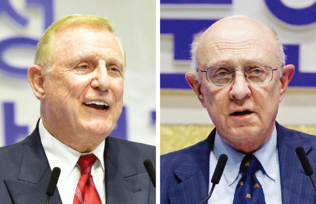 2019 희망전진대회에서 축사를 하는 댄 버턴 전 미국 하원의원, 제임스 울시 전 미국 중앙정보국 국장(왼쪽부터). [사진 제공 · 가정연합]