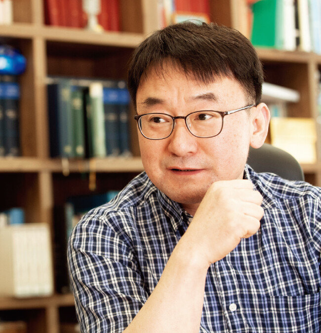 독일에서 햇수로 9년을 살며 헤겔을 연구한 남기호 교수는 “헤겔은 정이 많고 사교적인 인물로 스위스 베른에서 가정교사 시절 와인에 눈떠 당시 독일에서 나는 최고급 와인을 애음했다”고 헤겔의 인간적 면모도 함께 소개했다. [지호영 기자]