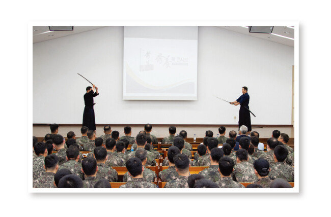 특강에 앞서 검도 8단 허광수 사범과 검도 7단 이항수 사범의 ‘검도의 본’ 연무가 실검으로 진행됐다. [박해윤 기자]