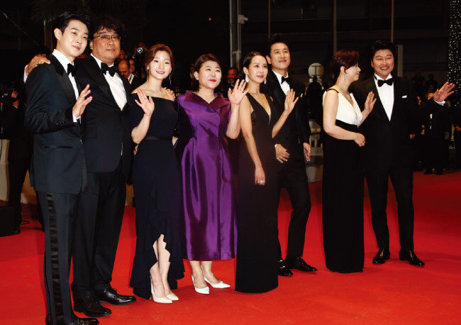 5월 21일(현지시각) 배우 최우식, 감독 봉준호, 배우 박소담, 이정은, 조여정, 이선균, 장혜진, 송강호(왼쪽부터)가 프랑스 칸의 팔레 드 페스티벌에서 열린 제72회 칸영화제 ‘기생충’ 시사회에 도착해 포즈를 취하고 있다. [AP=뉴시스]