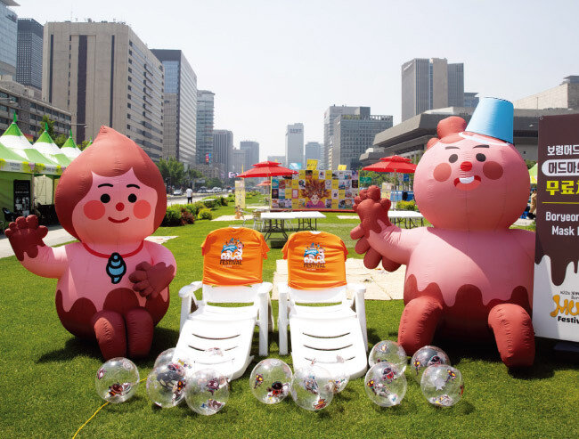‘보령머드축제’는 보령 머드로 만든 ‘머드마스크팩’ 무료 체험 행사를 진행했다.