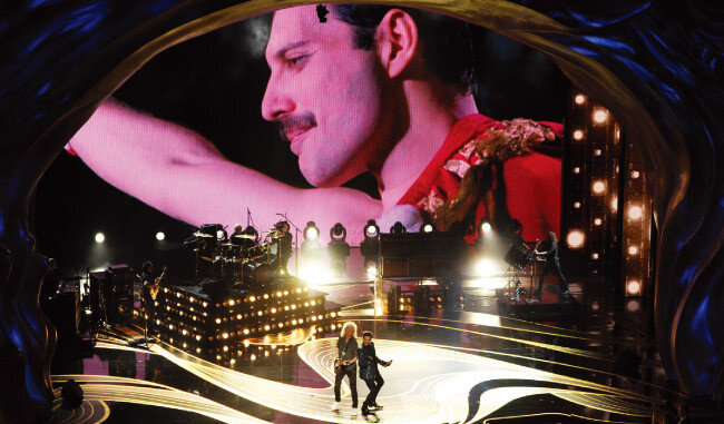 올해 아카데미 시상식에서 프레디 머큐리의 생전 모습 아래 펼쳐진 퀸 공연. [뉴시스]