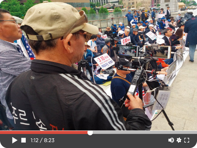 유튜버 ‘봉주르방송국’ 지대홍 씨가 집회 현장을 생중계하고 있다. [김우정 기자]