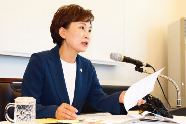 김현미 국토교통부 장관은 5월 23일 세종시 한 음식점에서 기자간담회를 열고 인천지하철 2호선 연장 등 3기 신도시 후속 교통대책을 발표했다. [뉴시스]