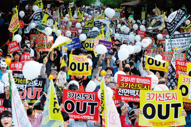 5월 18일 경기 일산서구 주엽공원에서 2차 ‘3기 신도시 반대 집회’가 열렸다. 이날 열린 집회에는 일산, 운정, 검단 등 1   ·  2차 신도시의 주민 1만여 명이 참석했다. [뉴스1]