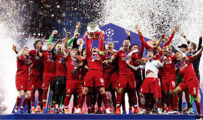챔피언스리그 우승컵(빅이어스)을 높이 들고 환호하는 리버풀FC 선수들. [AP=뉴시스]