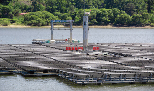 경기 안성시 금광저수지 태양광발전소 시설. [지호영 기자]