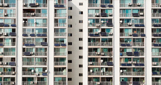 서울 시내 한 아파트 단지에 ‘베란다형 태양광 미니발전소’가 설치된 모습. [뉴스1]