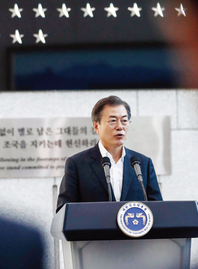 국가정보원이 남북정상회담을 성공시키자 문재인 대통령은 국정원을 방문해 “적폐의 본산에서 국민을 위한 정보기관으로 변신해달라”고 연설했다. [사진 제공 · 청와대] 