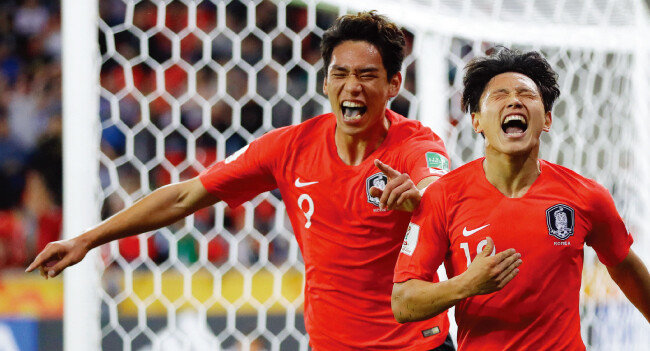 조영욱(오른쪽)이 6월 1일 폴란드 티히 스타디움에서 열린 
2019 국제축구연맹(FIFA) U-20 월드컵 F조 조별리그 아르헨티나와 최종 3차전에서 1-0으로 앞선 후반 12분 추가골을 터뜨린 뒤 전반 42분 선제골을 넣은 오세훈과 기뻐하고 있다. [AP=뉴시스]