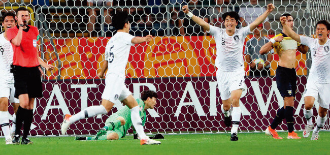 6월 11일(현지시각) U-20 월드컵 대한민국과 에콰도르의 4강전 종료 휘슬이 울리자 선수들이 환호하고 있다. 이날 한국 대표팀은 에콰도르를 1-0으로 
꺾고 사상 첫 결승 진출을 확정했다. [뉴스1]