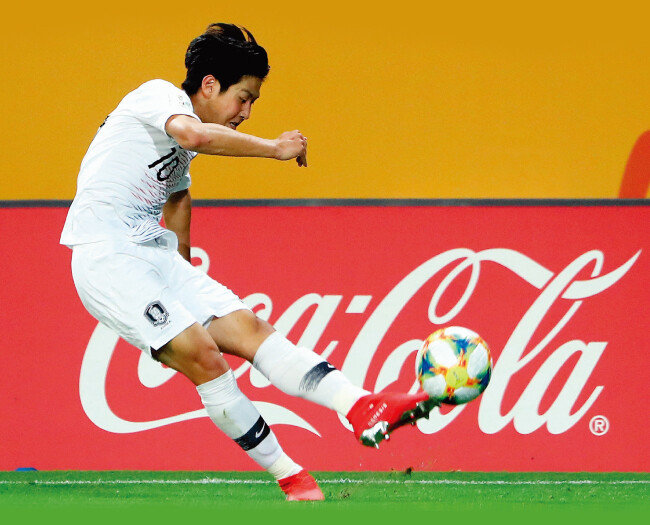 U-20 월드컵 4강전 대한민국과 에콰도르의 경기에서 이강인이
상대 문전을 향해 공을 올리고 있다. [뉴스1]