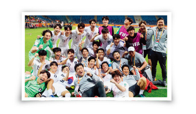 U-20 월드컵 4강전에서 에콰도르를 1-0으로 꺾고 사상 첫 결승에 진출한 한국 대표팀이 모여 환호하고 있다. [뉴스1]