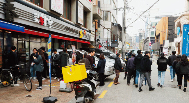 3월 27일 압구정 로데오거리의 한 일식당 앞에 손님들이 줄을 서  있다. 최근 임대료를 낮춰 개성 있는 맛집과 중저가 온라인 쇼핑몰을  들이면서 상권 회복의 기지개를 켜고 있다. [김동주 동아일보 기자]