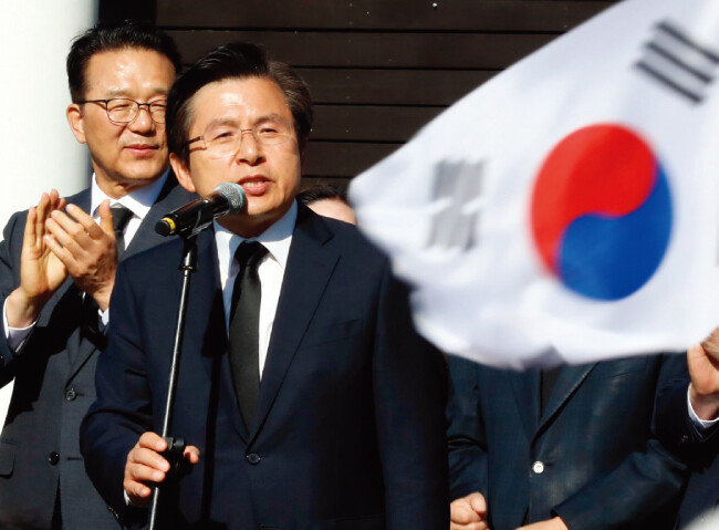 자유한국당 황교안 대표가 5월 21일 인천 자유공원 맥아더 장군 동상 앞에서 지지자들을 향해 “진짜 독재자의 후예에게는 말 한마디도 못 하니까 지금 여기서 대변인 짓이라고 하는 것 아니겠느냐”고 반문하고 있다. [뉴시스]