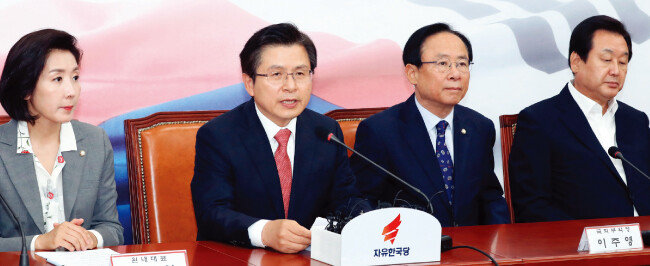 자유한국당 황교안 대표(왼쪽에서 두 번째)가 6월 5일 최고위원  ·  중진의원 연석회의에서 “앞으로 또다시 국민 마음에 상처를 주고, 국민 신뢰를 떨어뜨리는 언행이 나온다면 참으로 엄정하게 책임을 묻겠다”고 경고하고 있다. [뉴시스]