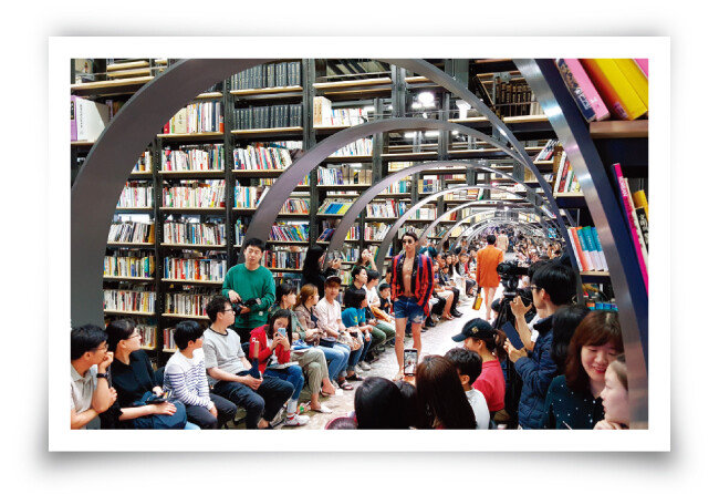 5월에는 고래 배 속 같은 서울책보고의 통로를 런어웨이 삼은 패션쇼가 열리기도 했다. [사진 제공 · 서울책보고]