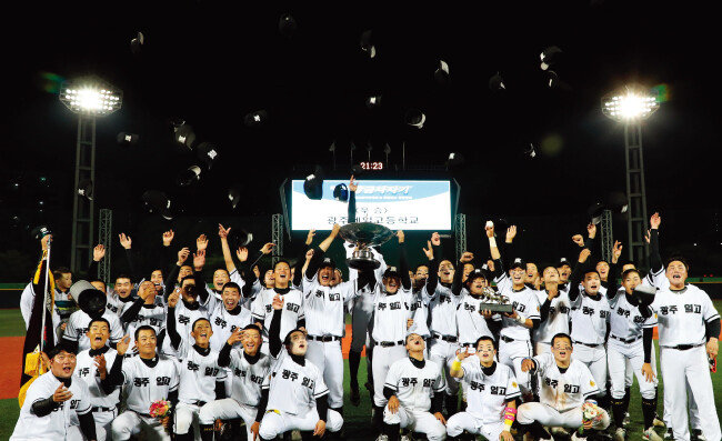 지난해 5월 31일 서울 목동야구장에서 열린 
제72회 황금사자기 전국고교야구대회 겸 주말리그 왕중왕전에서 정상에 오른 광주일고 선수들이 우승 트로피를 높이  들고 환호하고 있다. [동아DB]
