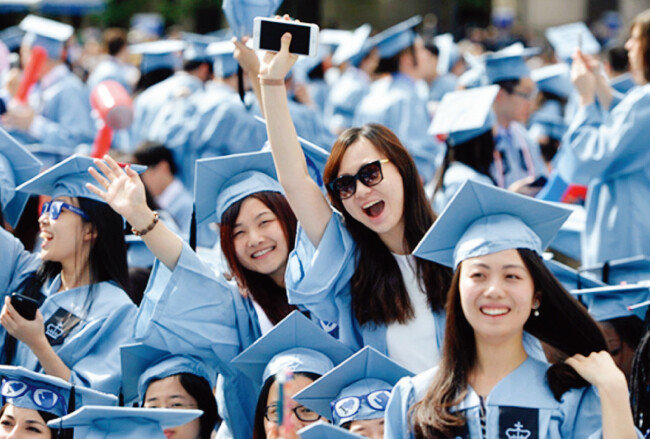 중국인 유학생들이 미국 컬럼비아대 졸업식에서 졸업을 축하하고 있다. [글로벌 타임스]