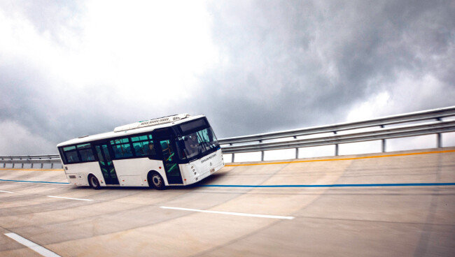 전북 군산시 옥구읍 새만금주행시험장(SMPG)의 상용고속주회로(High Speed Circuit)에서 에디슨모터스의 친환경 버스 신규 모델이 주행 시험을 하고 있다. [박해윤 기자]