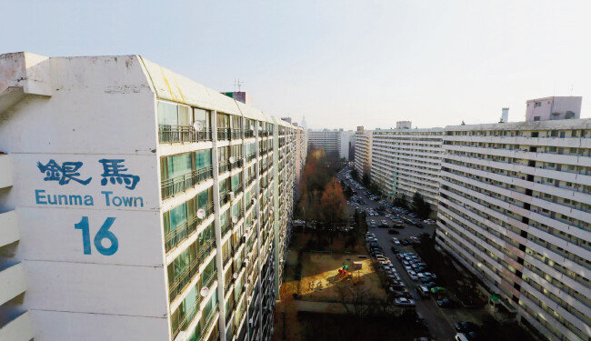 최근 서울 아파트 매매가가 34주 만에 상승세로 전환됐는데 강남구 재건축 아파트가 상승세를 견인한 것으로 나타났다. 사진은 강남구 대치동 은마아파트. [동아DB]