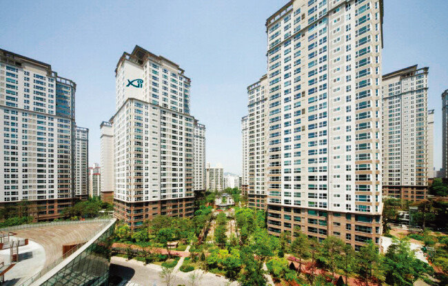강남 3구 내 일반 아파트 역시 지난해 9·13 부동산대책 발표 이후 수억 원씩 떨어지다 최근 가격을 회복하는 추세다. 사진은 서초구 반포자이 아파트. [동아DB]